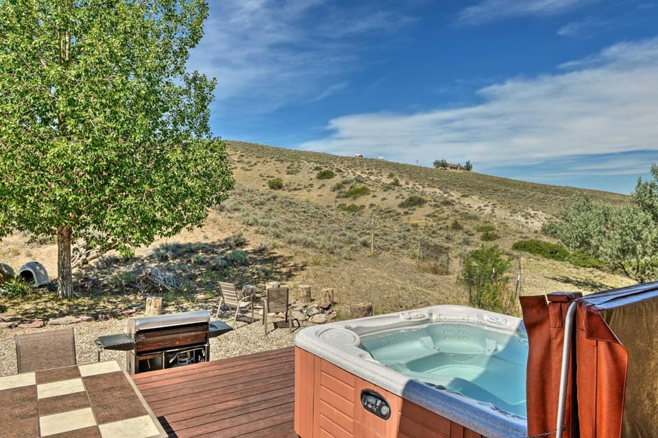 Exquisite Log Home with Lander Valley Views! House in Lander