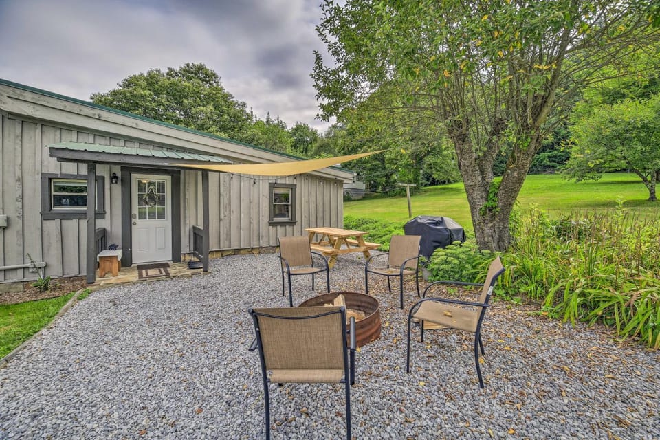 Damascus Cottage w/ Fire Pit - 1 Mi to Trails House in Damascus