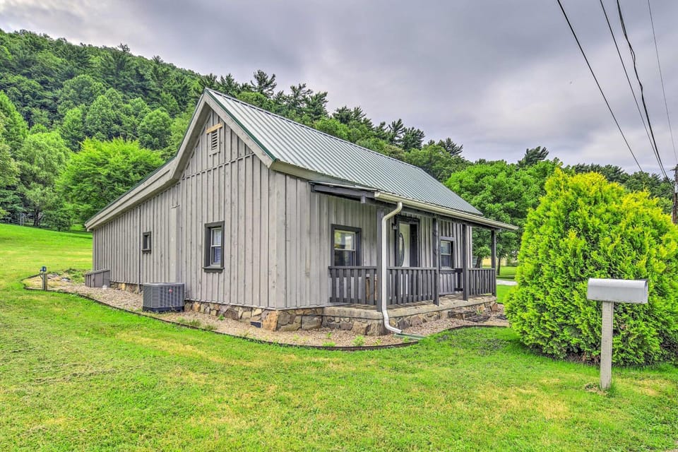 Damascus Cottage w/ Fire Pit - 1 Mi to Trails House in Damascus