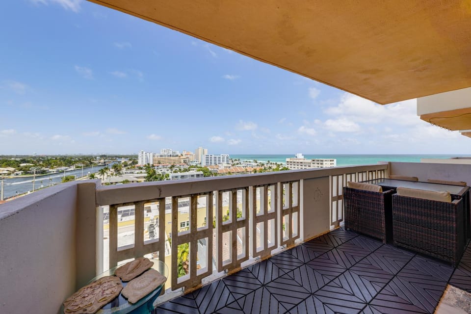 Walk to Hollywood Beach Coastal Condo with Views! House in Hollywood Beach