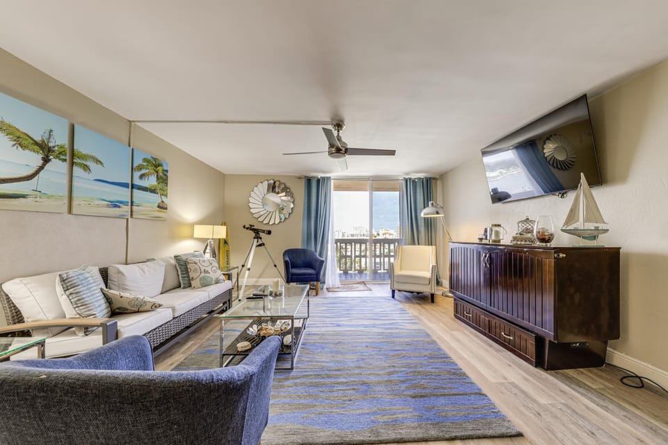 Walk to Hollywood Beach Coastal Condo with Views! House in Hollywood Beach