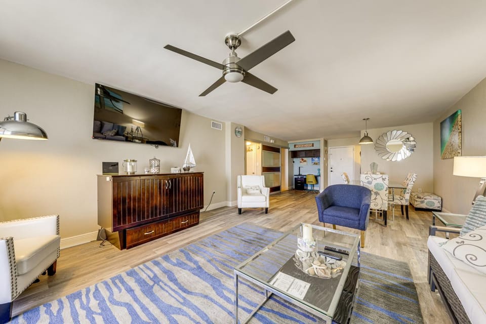 Walk to Hollywood Beach Coastal Condo with Views! House in Hollywood Beach