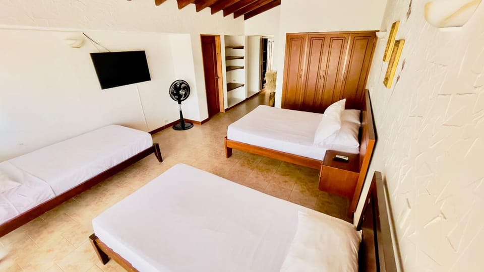 Bed, TV and multimedia, Photo of the whole room, Bedroom