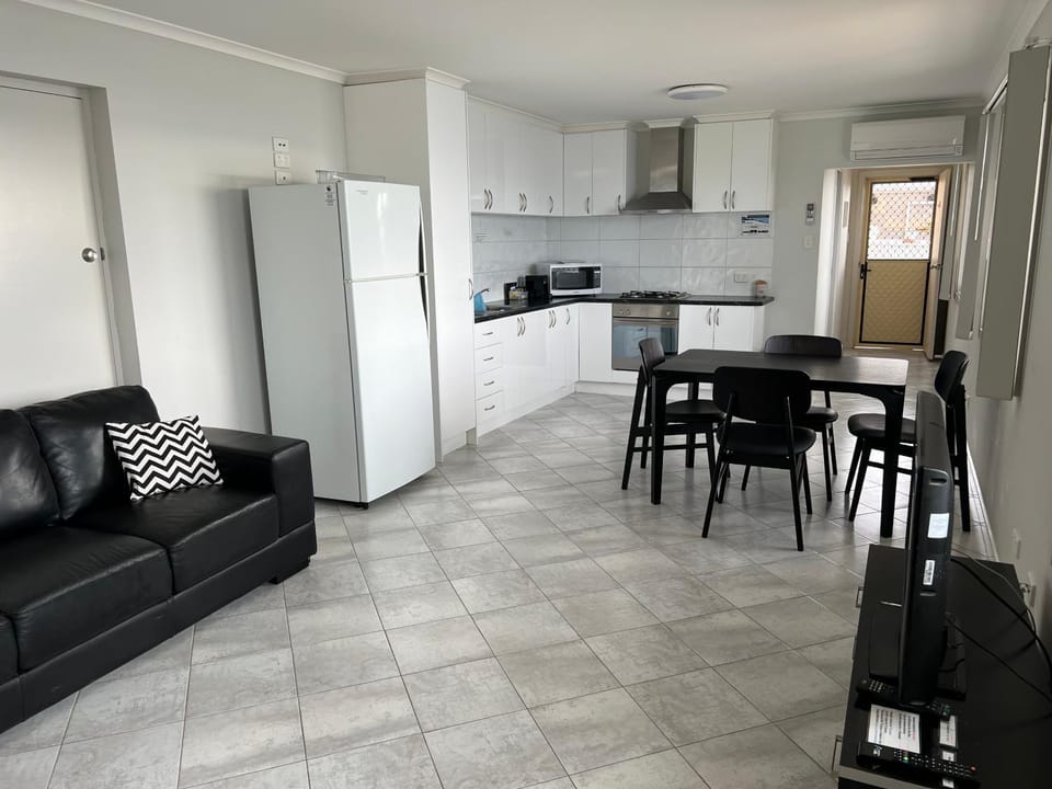 Kitchen or kitchenette, Living room, Seating area, Dining area, minibar, pet friendly, stove