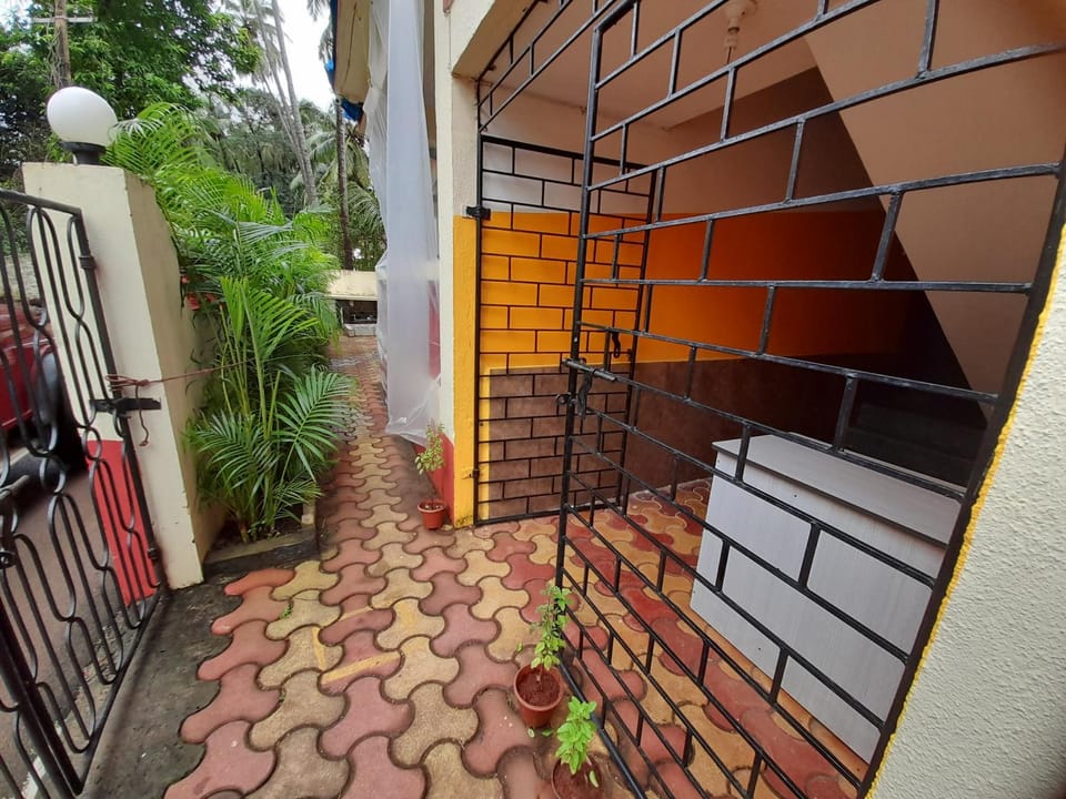 Facade/entrance, Balcony/Terrace