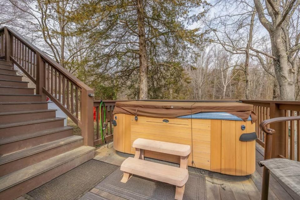 Patio, Day, Hot Tub, Balcony/Terrace