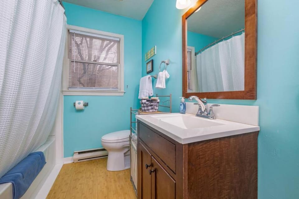 Toilet, Bathroom, towels