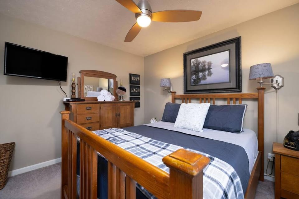 Bed, TV and multimedia, Photo of the whole room, Bedroom, fireplace