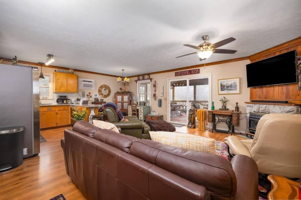 Kitchen or kitchenette, Living room, Seating area, fireplace