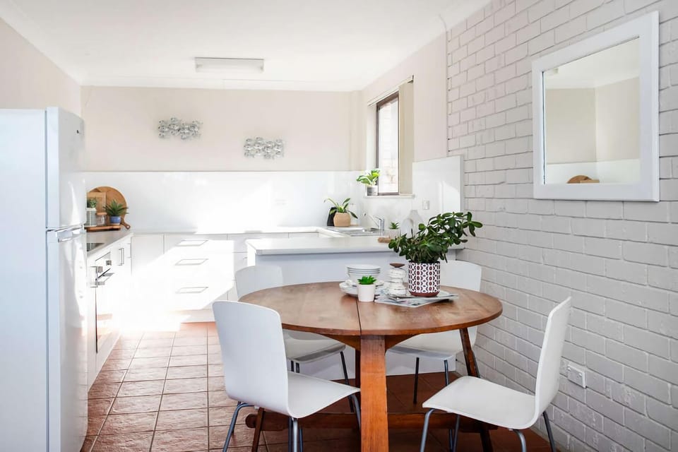 Kitchen or kitchenette, Seating area, Dining area
