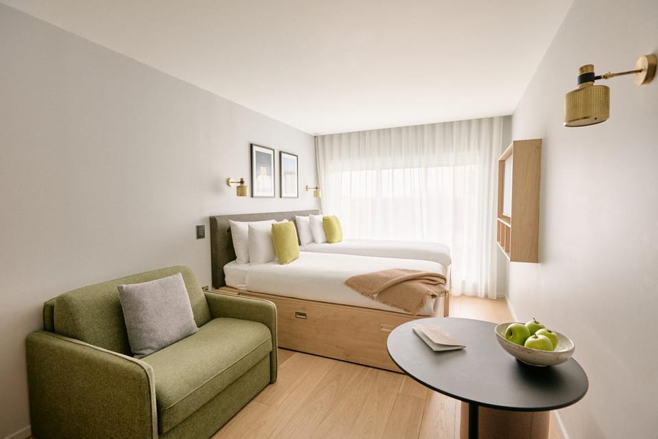 Bed, Seating area, Bedroom