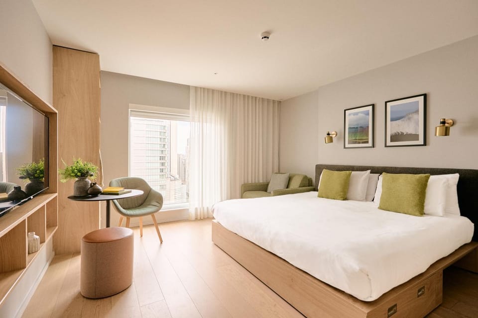 Bed, TV and multimedia, Seating area, Bedroom