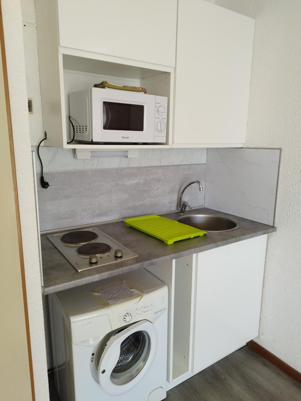 Kitchen or kitchenette, washing machine