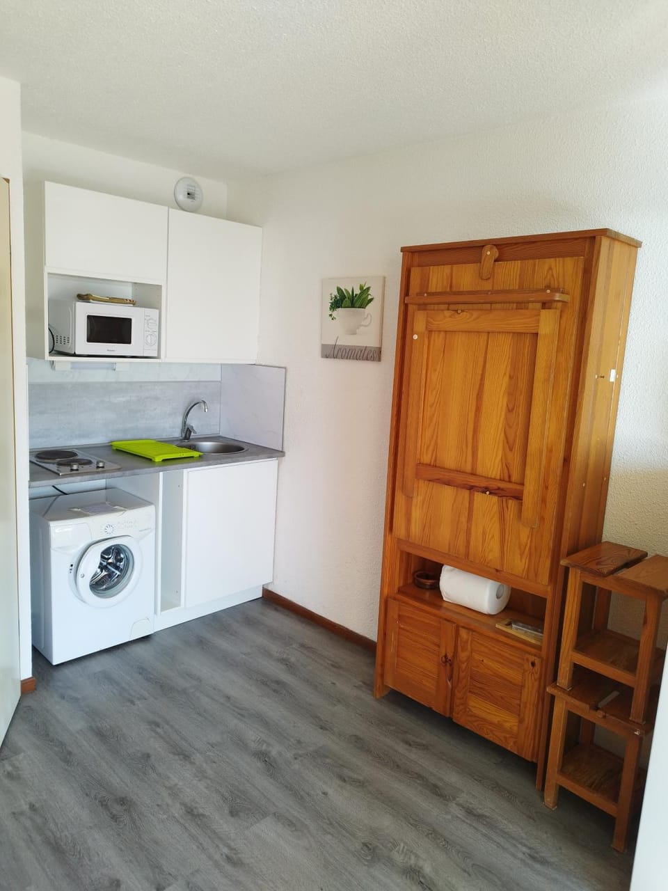 Kitchen or kitchenette, washing machine