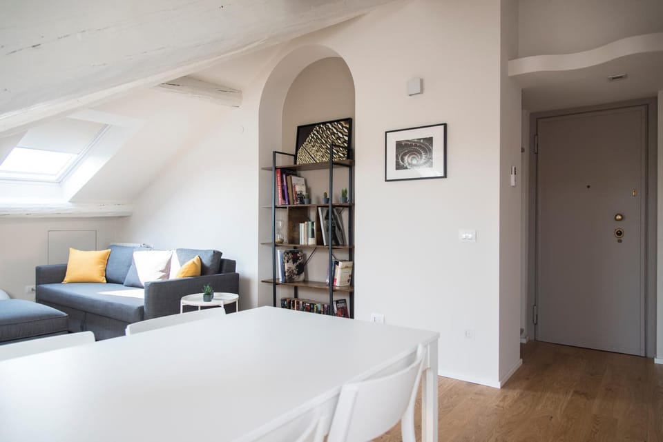 Breathtaking Castle View Youhosty - Quintino Sella Apartment in Milan