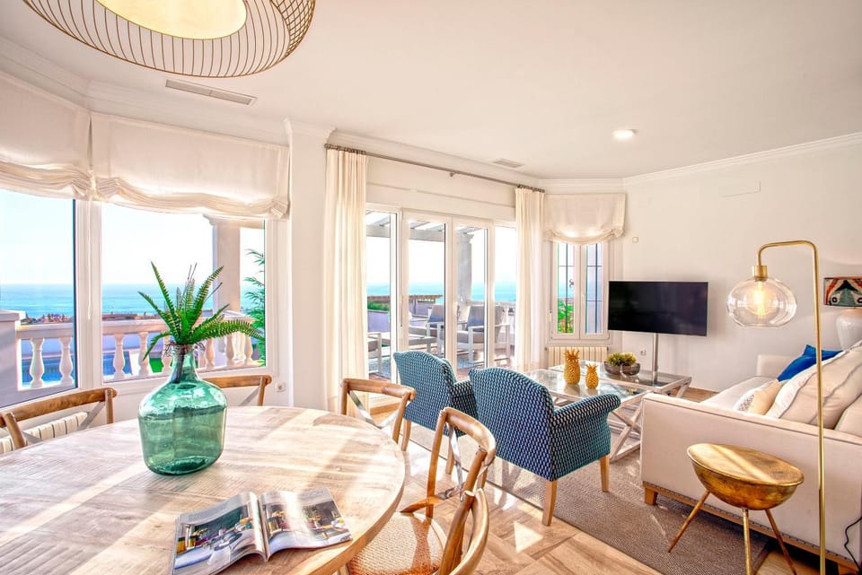 Communal lounge/ TV room, TV and multimedia, View (from property/room), Living room, Dining area, Sea view
