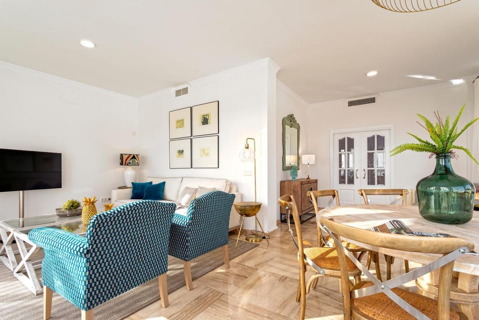 Communal lounge/ TV room, TV and multimedia, Living room, Seating area, Dining area