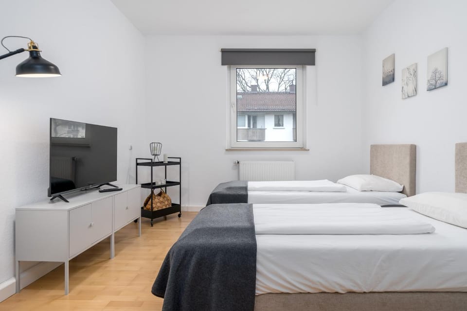 Bed, TV and multimedia, Photo of the whole room, Bedroom