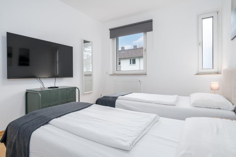 Bed, TV and multimedia, Photo of the whole room, Bedroom
