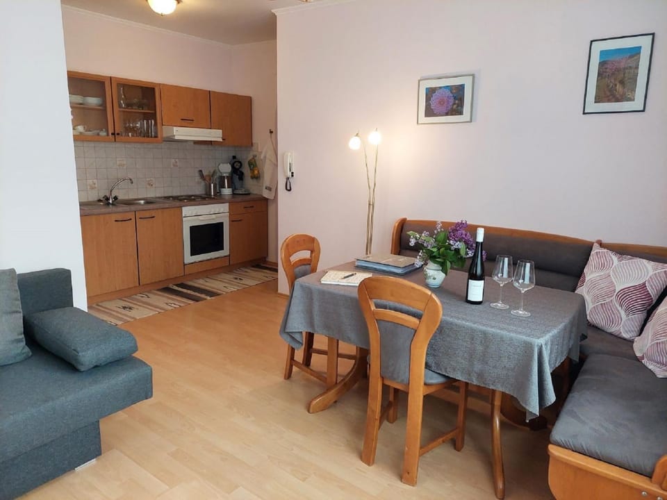 Kitchen or kitchenette, Seating area, Communal kitchen