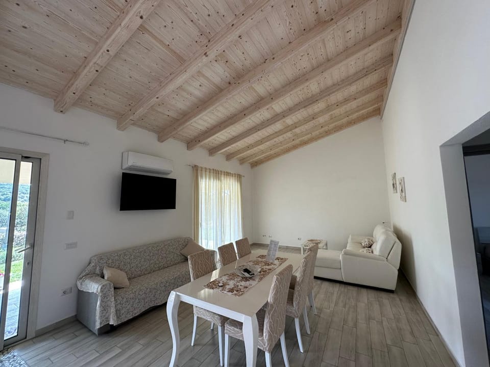 Communal lounge/ TV room, TV and multimedia, Seating area