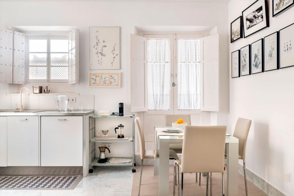 Kitchen or kitchenette, Dining area