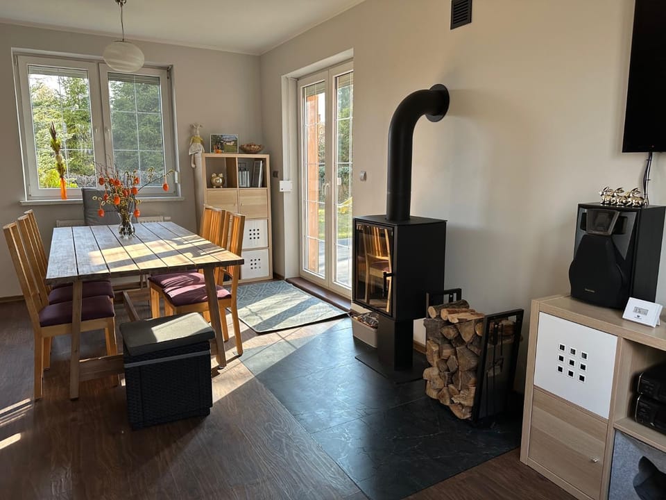 Dining area, fireplace