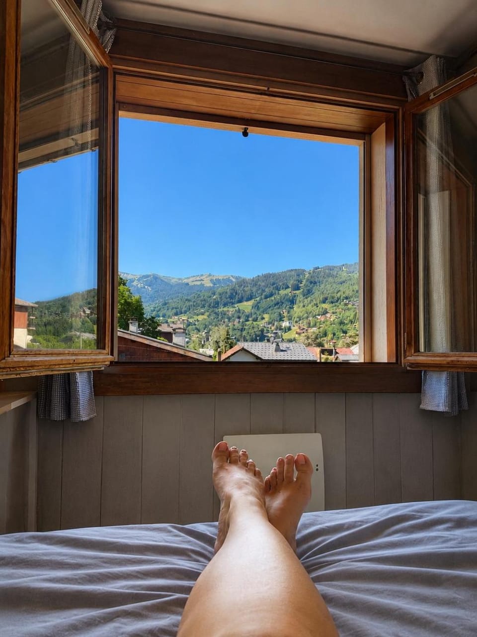 Bedroom, Mountain view