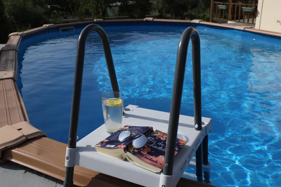 Day, Pool view