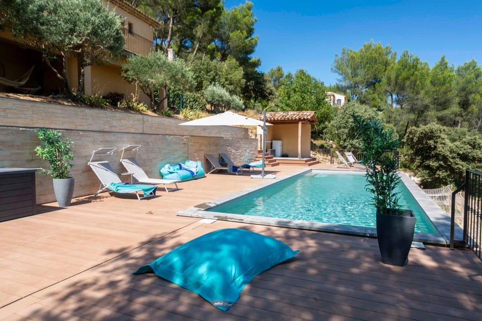 Swimming pool, sunbed