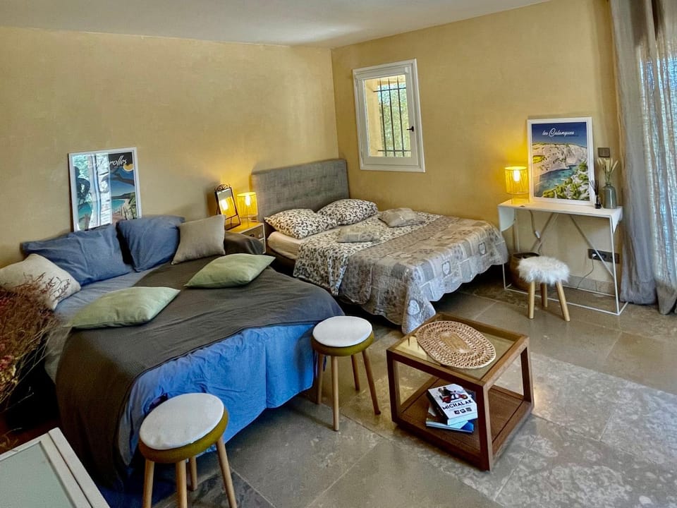 Independent Panoramic Studio with Pool - Le Tholonet Apartment in French Riviera