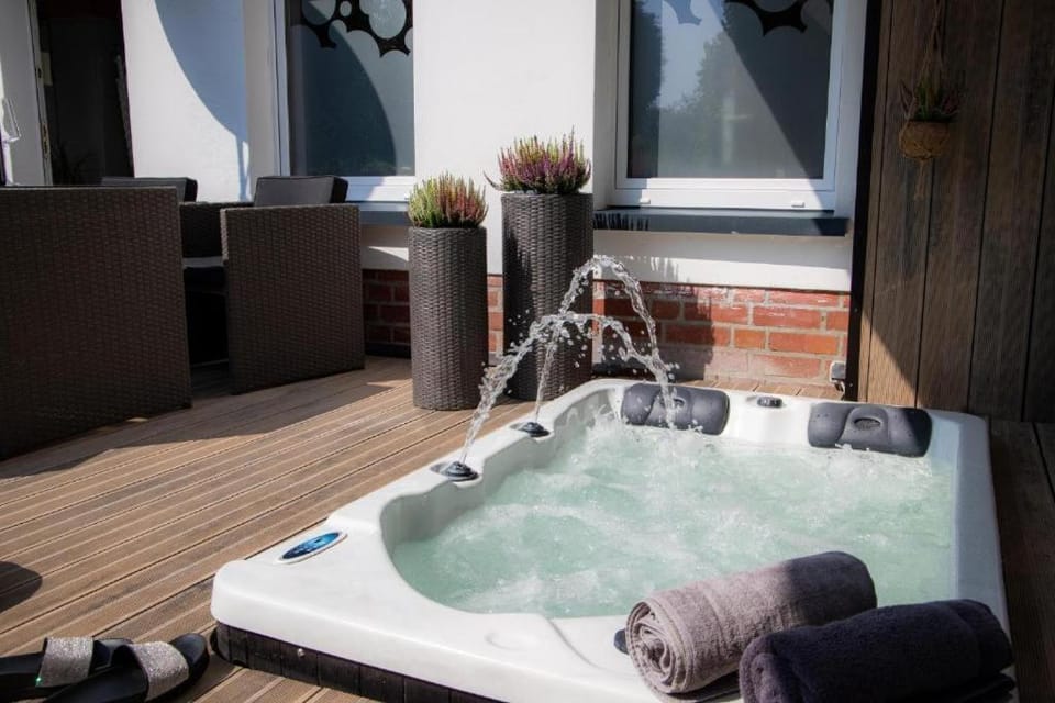 Hot Tub, Swimming pool