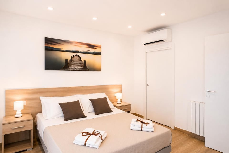 Bed, Photo of the whole room, Bedroom, towels, wardrobe, air conditioner