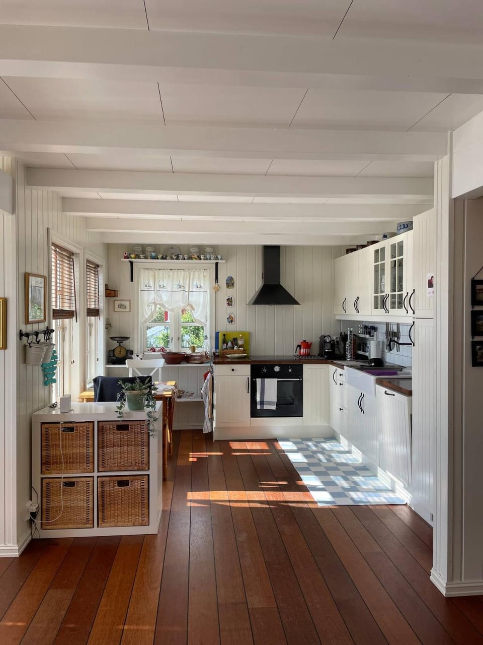 Coffee/tea facilities, Kitchen or kitchenette, Dining area, dishwasher, oven, stove, kitchen