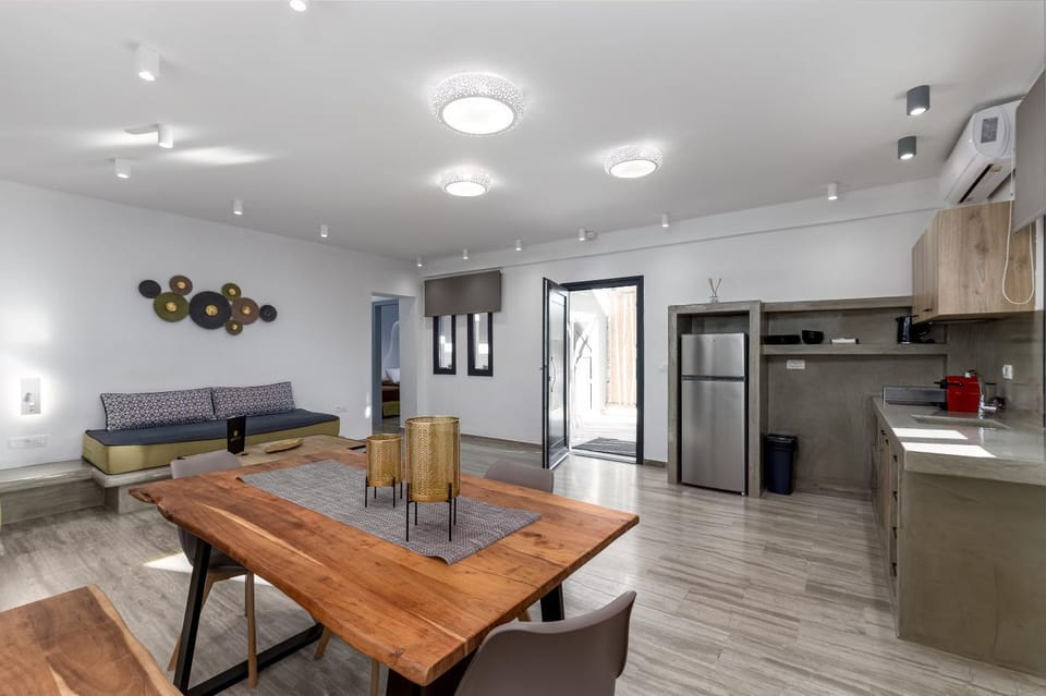 Kitchen or kitchenette, Living room, Seating area, Dining area