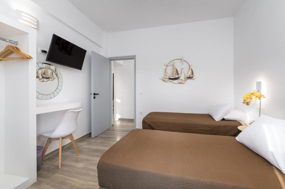 Bed, TV and multimedia, Bedroom