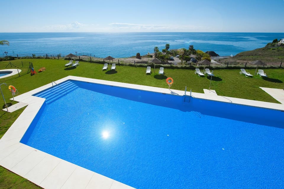 Apartamento vista mar frontal con parking Apartment in Río de Torrox