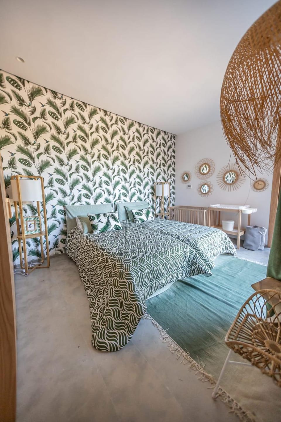 Photo of the whole room, Bedroom
