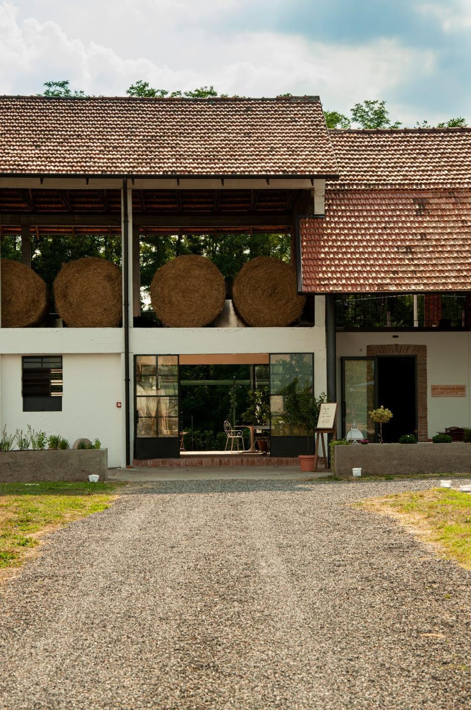 Property building, Facade/entrance, Day