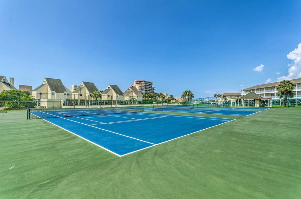 Sandpiper Cove Escape on Canal - Walk to Beach! House in Destin