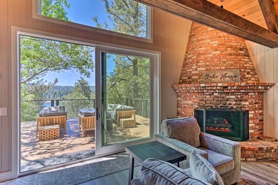 Airy Alpine Getaway w/ Lake Arrowhead Views! House in Lake Arrowhead