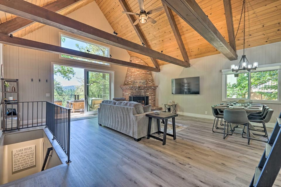 Airy Alpine Getaway w/ Lake Arrowhead Views! House in Lake Arrowhead