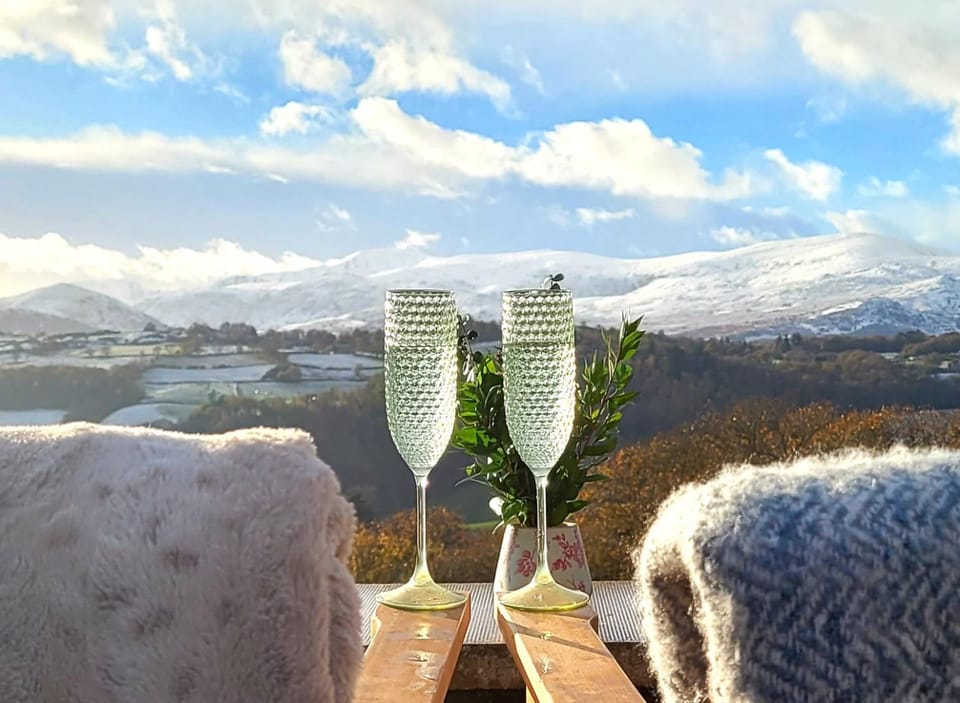 Ty Farm Retreat - Farmhouse Studio - Mountain View Farm Stay in Afon Hiraethlyn