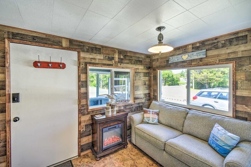 Coastal PNW Gem w/ Hot Tub - Walk to Beach! House in Grayland