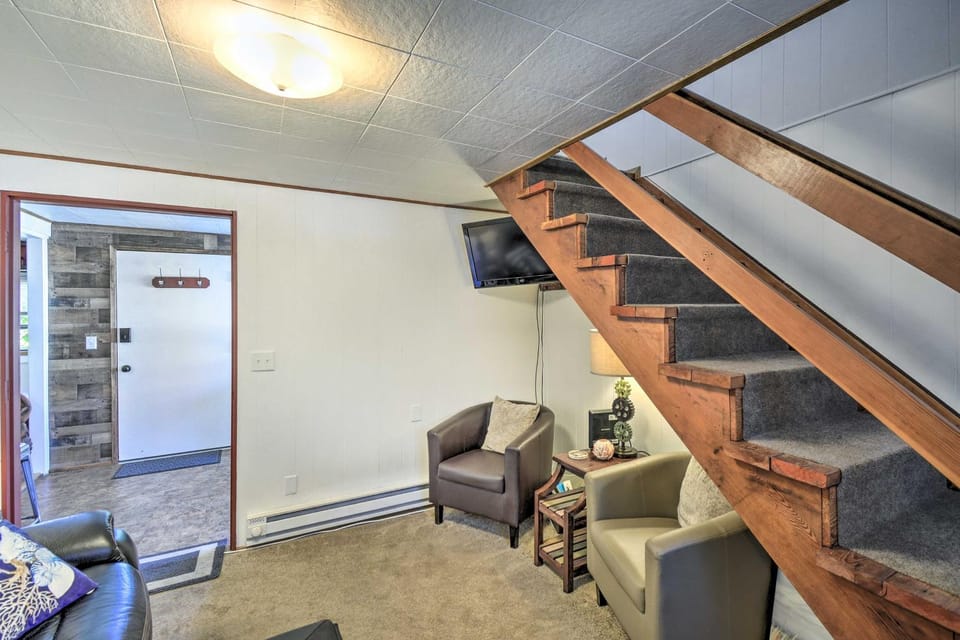 Coastal PNW Gem with Hot Tub - Walk to Beach! House in Grayland