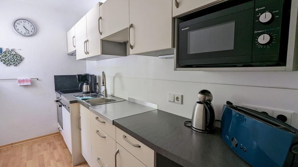 Kitchen or kitchenette, minibar