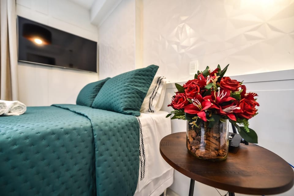 Bed, TV and multimedia, Decorative detail, Bedroom