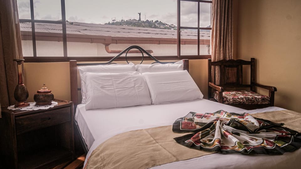 People, Bathroom, TV and multimedia, Bedroom, City view, Mountain view