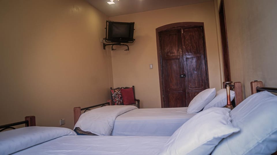 Bed, TV and multimedia, Photo of the whole room, City view, Mountain view
