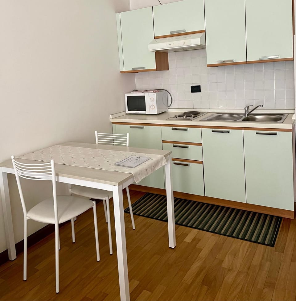 Kitchen or kitchenette, Dining area, minibar, stove